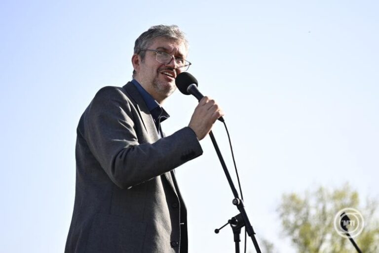 sokkal nagyobb nyomásgyakorlást kell kifejteni a hatalomra