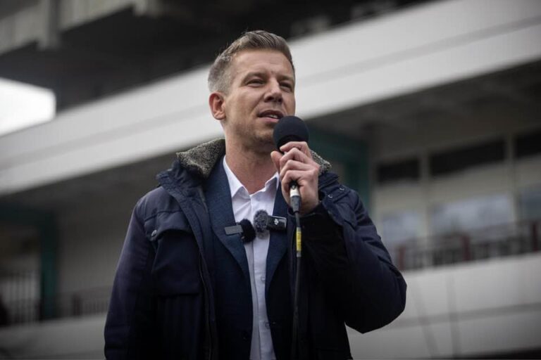 Magyar Péter szerint Orbán Viktor akadályozza az uniós pénzek hazahozatalát