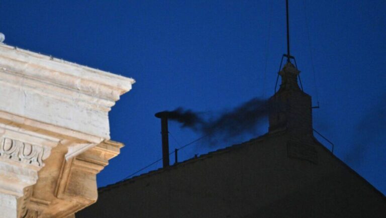 fekete füst szállt fel a Vatikánban