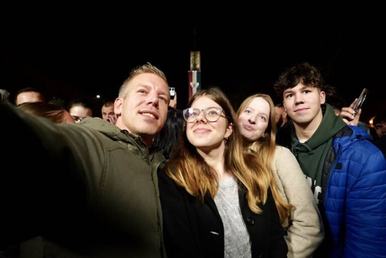 Ti vagytok a jövő, dolgozunk értetek