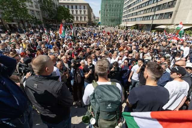 Elindult Magyar Péter Nagyváradra – gyalog tesz egymillió lépést a nemzet egységéért