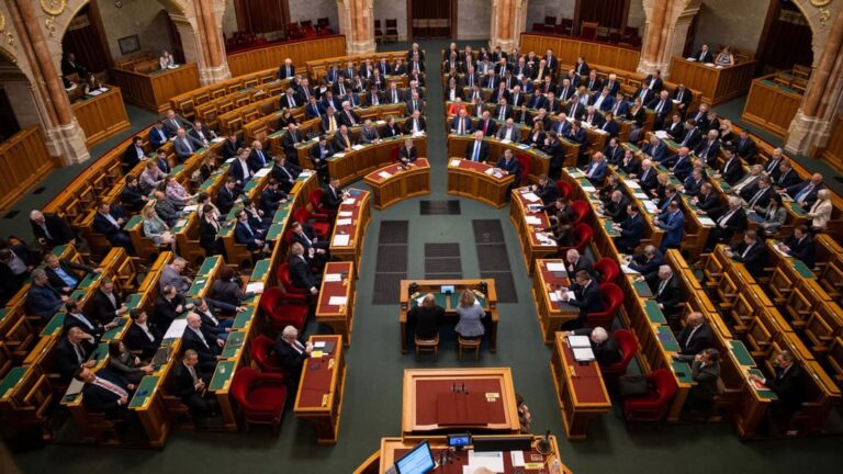 Megszavazták az ellehetetlenítési törvényt a bizottságban – a parlamenté a végső szó