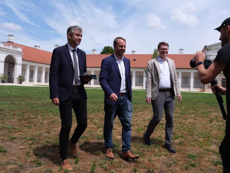 Hadházy Ákos az Európai Parlament antikorrupciós munkacsoportjával vizsgálta a Metternich-kastély ügyét