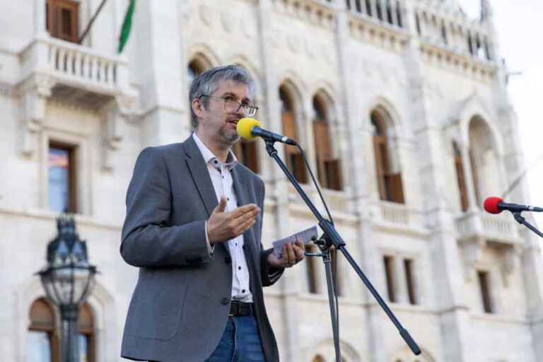 Hadházy Ákos szerint Orbán Viktor fapados utazással fontos bizonyítékot gyártott maga ellen