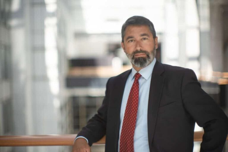 „Zs-kategóriás” összeesküvés-elmélet, hogy a kormány és a Fidesz „nyakig benne van” az Epstein-botrányban: Hidvéghi Balázs visszautasította a vádakat