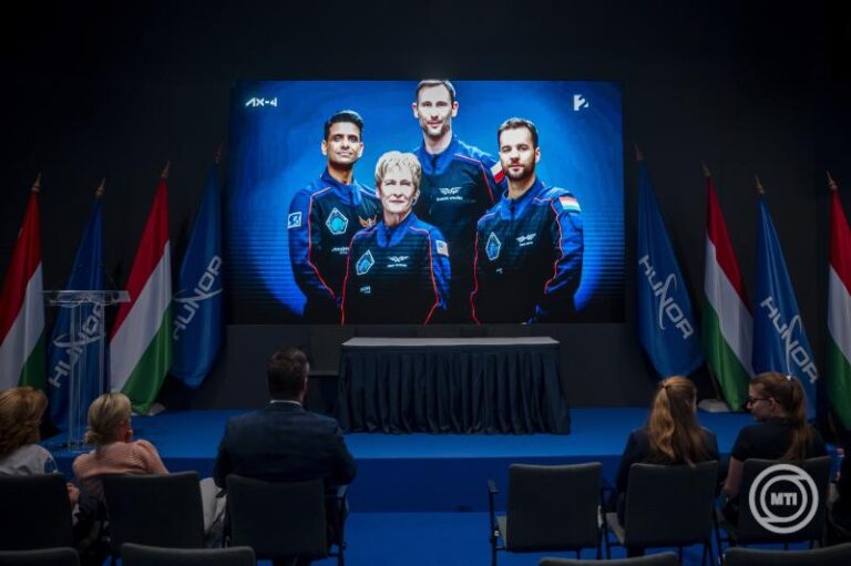 Leszállt a Kapu Tibort szállító űrkapszula