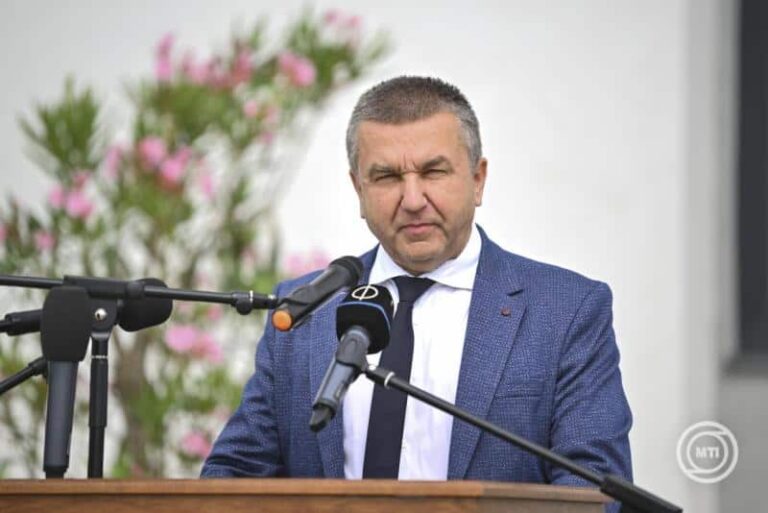 Czomba Sándor: a kormány Brüsszel elhibázott gazdaságpolitikája ellenére is megvédi a béremeléseket, a munkahelyeket és a magyar ipart