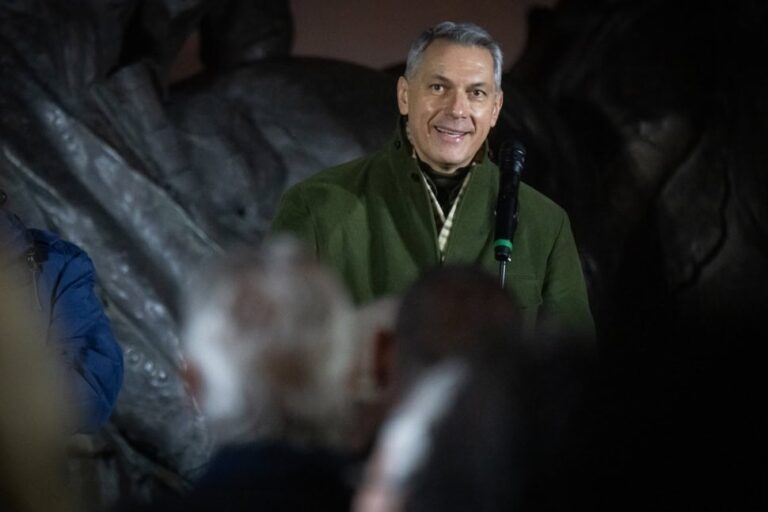 Lázár szerint ha nincsenek migránsok, akkor ott vannak a cigányok, „hogy másnak a szaros mosdóját takarítsák”