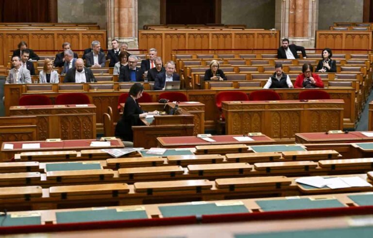 Szőlő utca: Határozatképtelen volt az Országgyűlés éjszakai rendkívüli ülése – üres padsorok, súlyos vádak, elmaradt felelősségvállalás