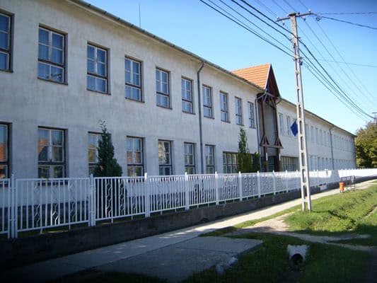 Gyermekbántalmazás gyanúja Pusztaszabolcson: Csányi Kálmán neve is felmerült az iskolai ügyben