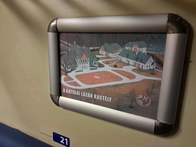 Lázár kastélyának és a hatvanpusztai Orbán-birtoknak a képeire cserélte vasúti fülkék fotóit a Kutyapárt