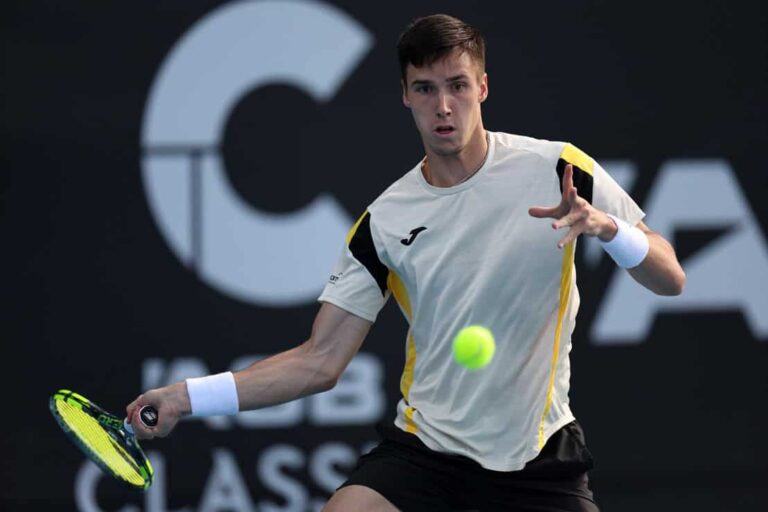 Marozsán Fábián a második kiemeltet győzte le az aucklandi tenisztornán, óriási bravúrral jutott a negyeddöntőbe