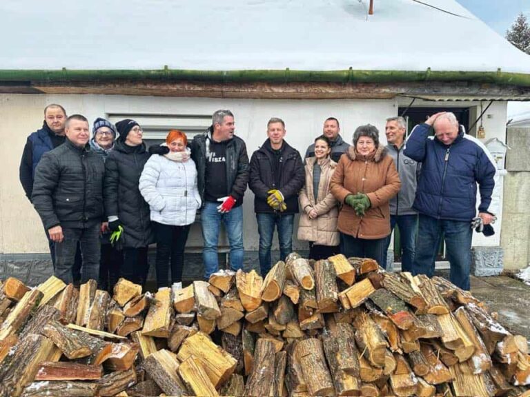 Magyar Péter Szafkó Zoltánnal együtt segített: tűzifát osztottak a rászoruló családoknak Nógrád megyében