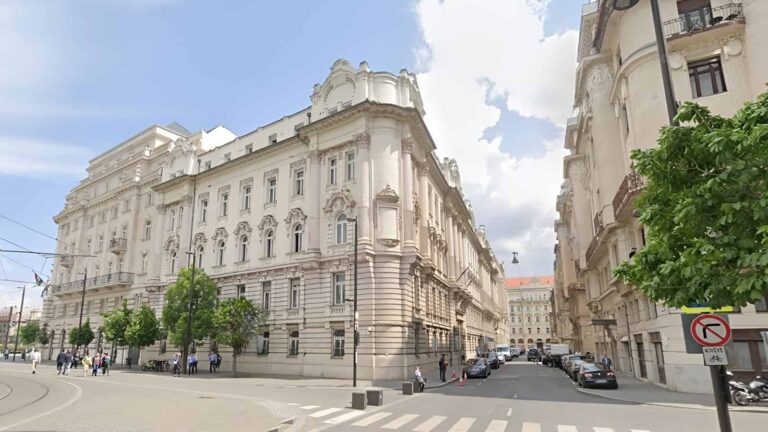 Válasz Online: Ismert NER-családhoz és kazah-orosz üzleti körhöz került két belvárosi állami palota