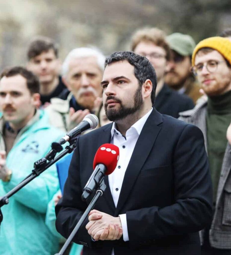 Parlamentből vezényelt lejáratásról írt Jámbor András – Így készült a pécsi politikai támadás a fideszes médiában