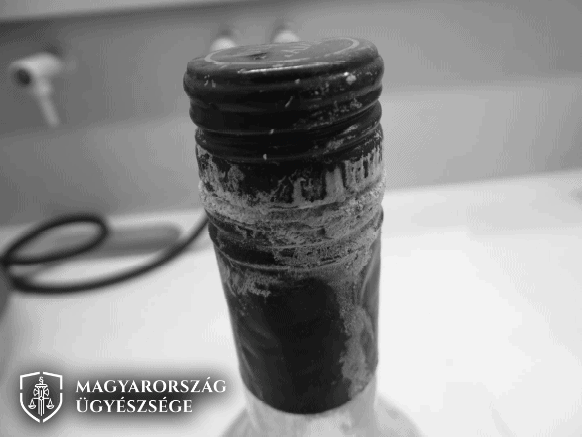 Bor helyett klóros fertőtlenítőt öntött a vendég poharába, vádat emeltek a pultossal szemben