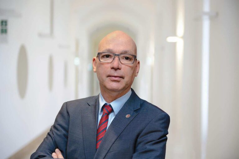 Nem vizsgálja Péterfalvi Attila hivatala, hogyan kerülhettek a kormányhoz a gyöngyösi tüntetők adatai