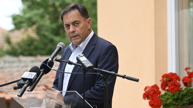 Pócs János azt állította, hogy tiszások vertek össze egy sánta férfit, a fideszes alpolgármester szerint viszont az ő családja bánt el vele