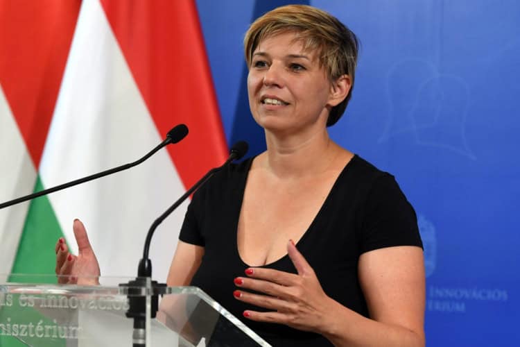 Kinevették a kulturális minisztérium államtitkárát a végzős állatorvosok a diplomaosztón – VIDEÓ