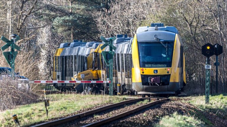 Frontálisan ütközött két vonat Dániában, többen életveszélyesen megsérültek