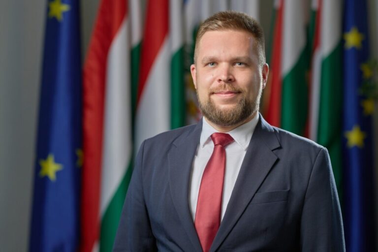 Fiktív állások és eltűnő közpénzek gyanúja Győrben: feljelentést tett Pintér Bence a helyi fideszes média ügyében